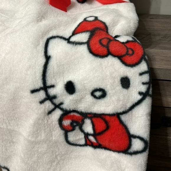 NWT HELLO KITTY FAUX FUR CANDY CANE CHRISTMAS BLANKET - Picture 9 of 9